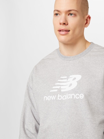 new balanceSweater majica 'Essentials' - siva boja