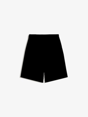 Bershka Loosefit Shorts in Schwarz