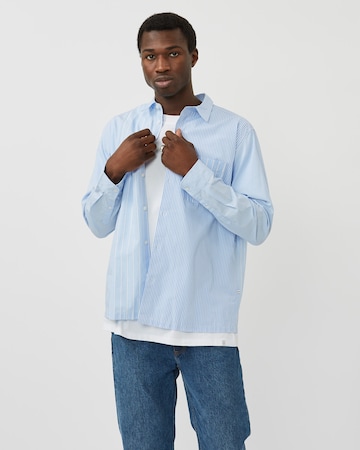 minimum جينز مضبوط قميص 'Katto' بلون أزرق: الأمام