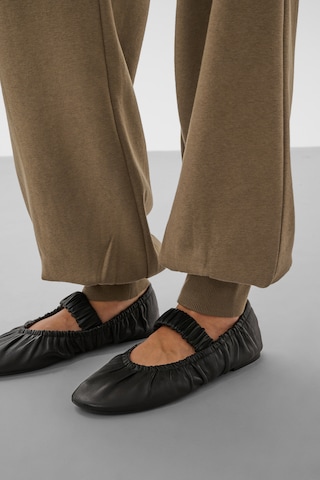 SOAKED IN LUXURY - Loosefit Calças 'Rolanda' em castanho
