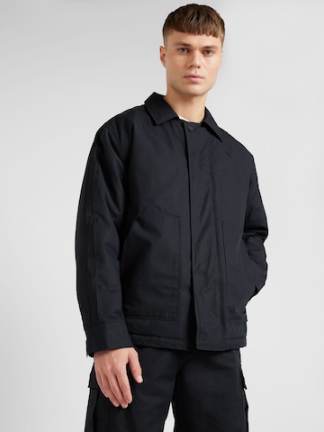 ADIDAS ORIGINALS Prehodna jakna 'ESS+' | črna barva: sprednja stran