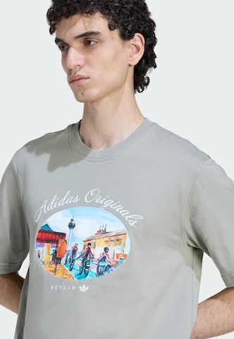 ADIDAS ORIGINALS - Camiseta 'Berlinpaint' en gris