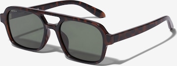 Pilgrim Sunglasses 'Cass' in Brown: front