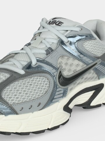Nike Sportswear Låg sneaker 'V5 RNR' i grå