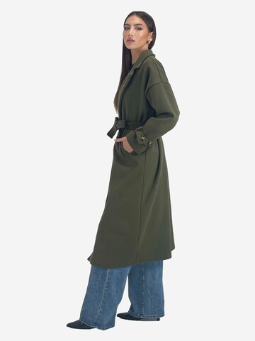 Elara Mantel in Grün