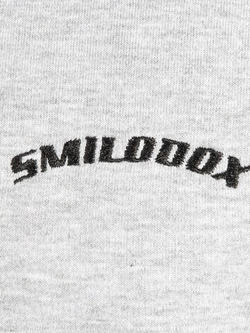 Sweat-shirt 'Rylee' Smilodox en gris