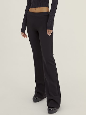 millane Flared Pleated Pants 'Lena' in Black: front