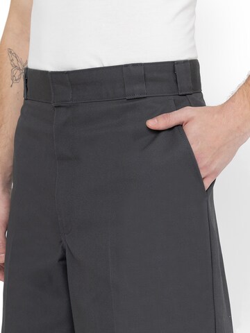 DICKIES Regular Bukse med press i grå