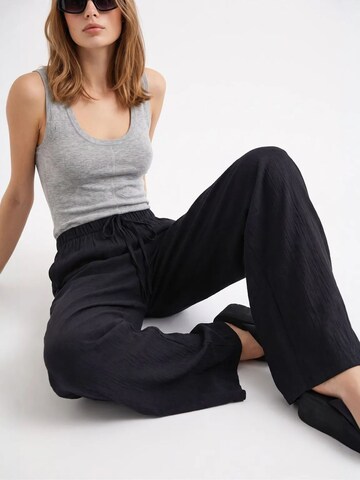 Wide leg Pantaloni de la MixRay pe negru