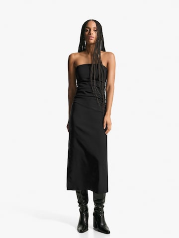 Bershka Šaty – černá: přední strana