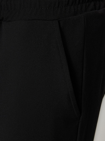 Trendyol Regular Hose in Schwarz