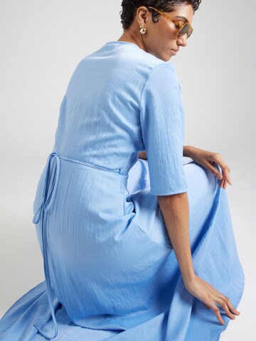 Robe minimum en bleu