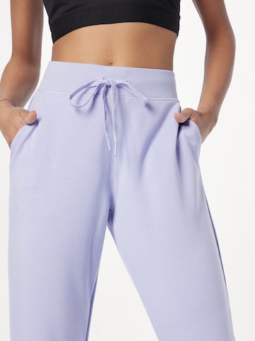 Effilé Pantalon de sport SKECHERS en violet
