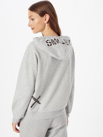 OUI Sweatshirt 'Oui x Smiley®' in Grijs