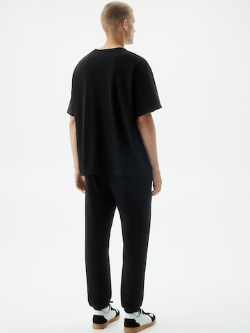 Pull&Bear Tapered Housut värissä musta