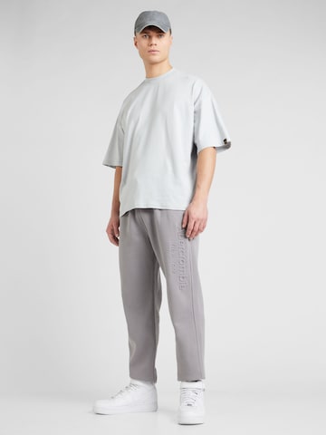 Abercrombie & Fitch Tapered Housut 'EMEA-EX' värissä harmaa