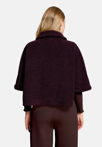 Cartoon Cape mit aufgesetzten Taschen in Lila