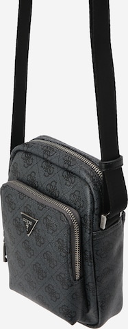 Sac à bandoulière 'Vezzola' GUESS en noir : devant