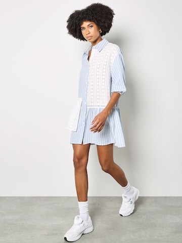 Robe Apricot en bleu