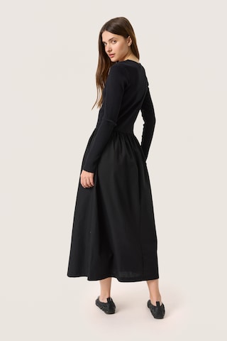 SOAKED IN LUXURY Jurk 'Simone Phoebe' in Zwart