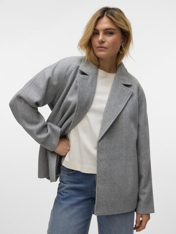 VERO MODA Overgangsfrakke 'VMFORTUNEAYA' i grå