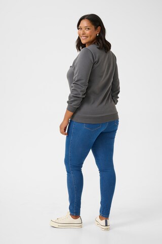 Sweat-shirt 'Sunna' KAFFE CURVE en gris