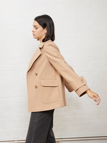 Aligne Between-seasons coat 'Eileen' in Beige: front