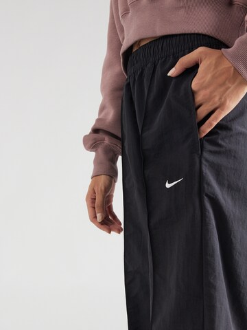 Wide leg Pantaloni cu dungă de la Nike Sportswear pe negru