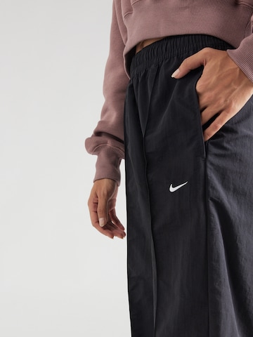 Nike Sportswear Široký strih Nohavice s pukmi - Čierna