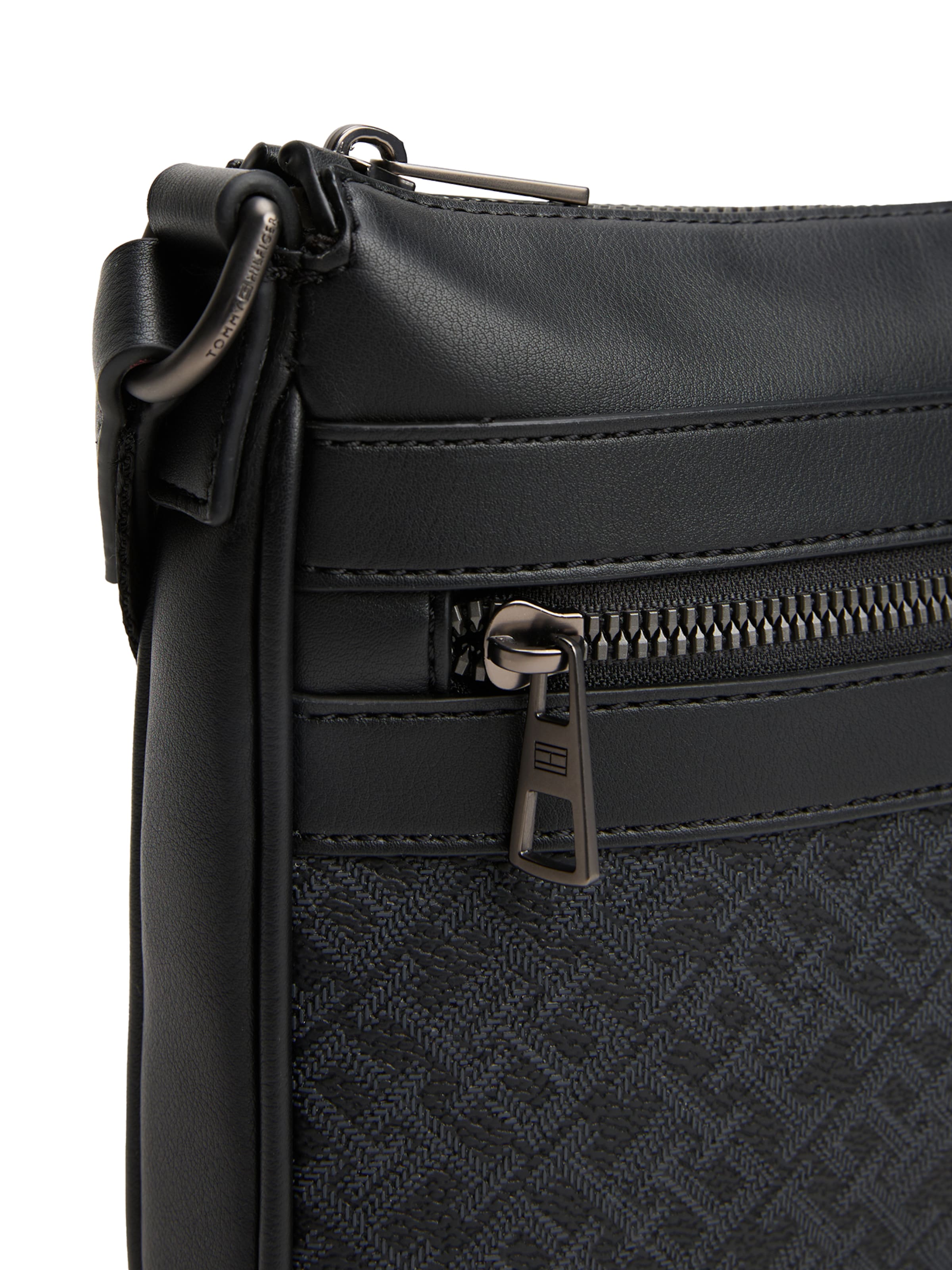 TOMMY HILFIGER Umhängetasche in Schwarz