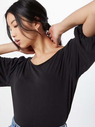 Tricou 'Ninella' de la Soft Rebels pe negru