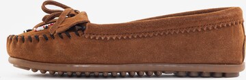 Minnetonka Mocassins 'Thunderbird' in Bruin: voorkant