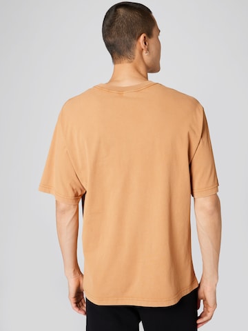 T-Shirt 'Joe' ABOUT YOU x Dardan en marron
