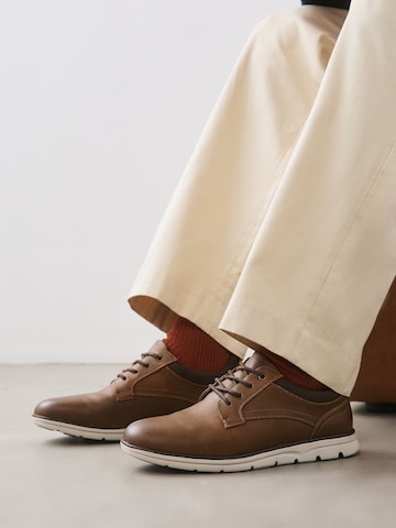 Chaussure à lacets Next en marron