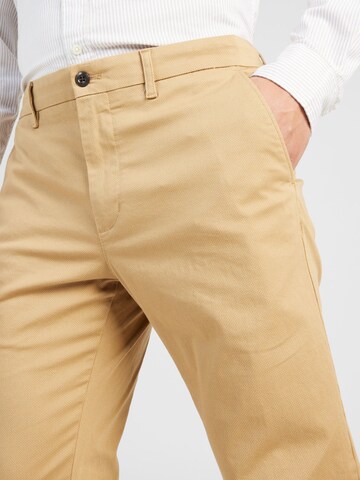 TOMMY HILFIGER - Slimfit Calças chino 'Bleecker' em castanho