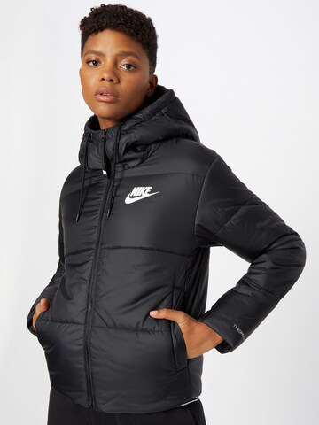 Nike Sportswear - Chaqueta de entretiempo en negro: frente