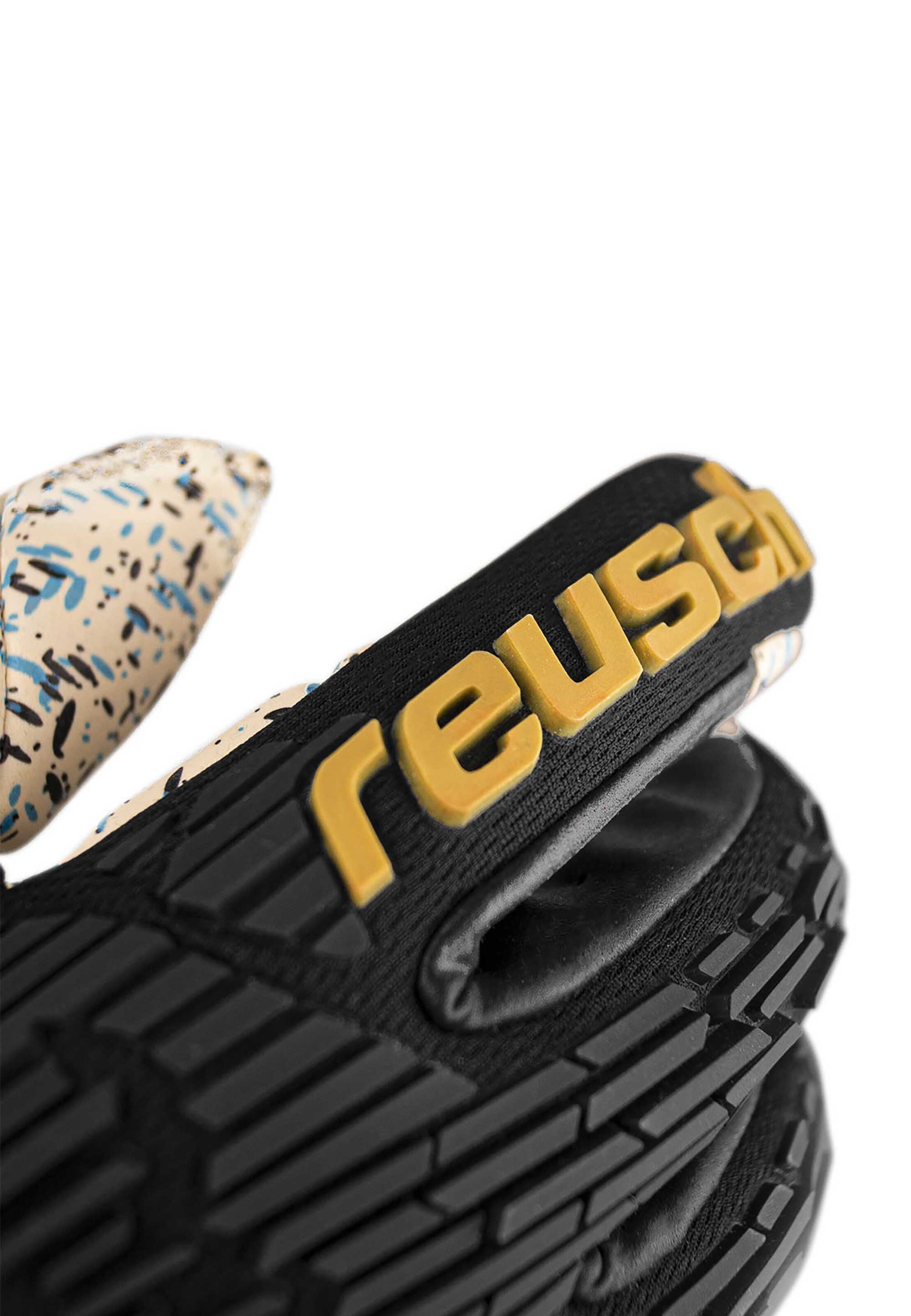 REUSCH Sports gloves 'Attrakt Freegel Fusion' in Black