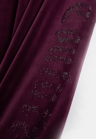 regular Pantaloni 'OLD GOTHIC' di Juicy Couture in rosso