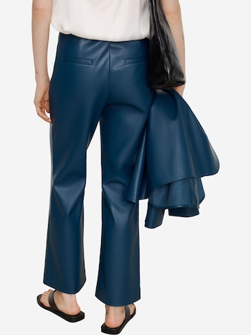 Flared Pantaloni di Adolfo Dominguez in blu