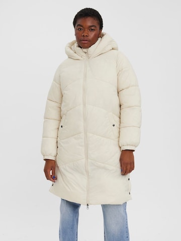 Manteau d’hiver 'Uppsala' Vero Moda Curve en beige : devant