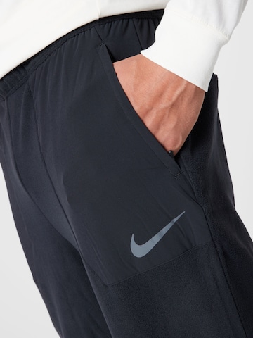 Regular Pantaloni sport de la NIKE pe negru