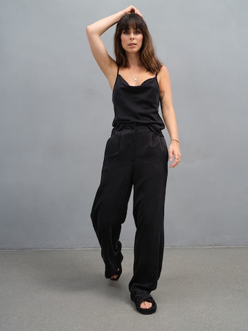 A LOT LESS Wide leg Pleat-Front Pants 'Florentina' in Black