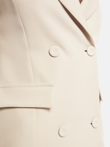 Nicowa Blazerkleid 'AWELIA', Model ist 1,78 cm und trägt Größe 34 in Weiß