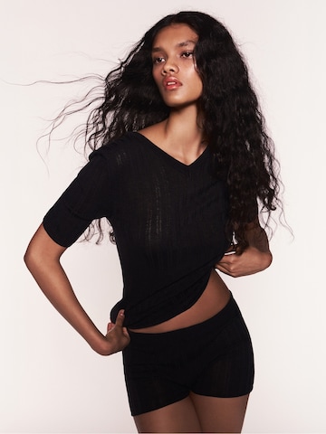 Pull&Bear Пуловер в черно: отпред