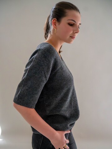 WEARABLE STORIES Pullover 'Rune' in Grau