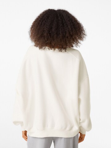 Sweat-shirt Bershka en blanc