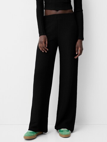 Bershka Wide leg Trousers in Black: front
