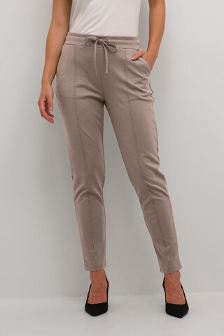 Regular Pantalon à plis 'Eloise' CULTURE en marron : devant
