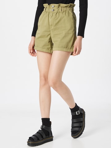 Urban Classics Loose fit Pants in Green: front
