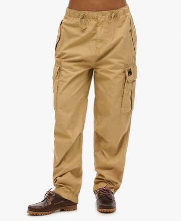 Superdry & Co Loosefit Cargohose in Braun: Vorderseite